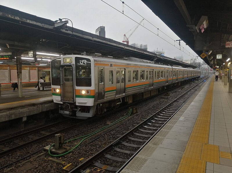 ファイル:JR東海211系0番台 名古屋駅にて.jpeg