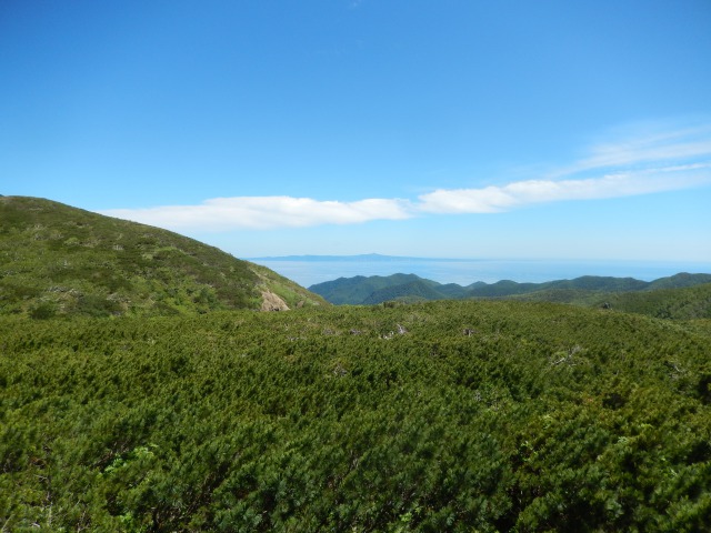 ファイル:知床峠から見える国後島.jpg