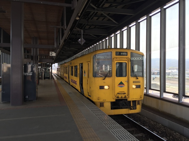ファイル:谷山駅-キハ200.jpeg
