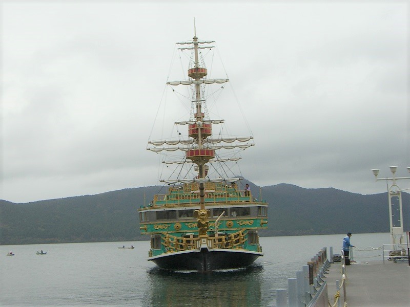 ファイル:Hakone pirate ship.jpg