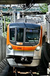 4番線ホームの自由が丘駅側にて撮影された東京メトロ17000系電車