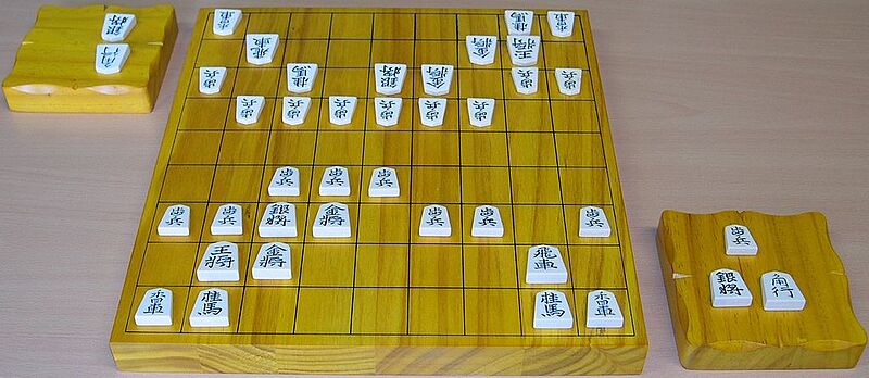 ファイル:Shogi board pieces and komadai.jpg