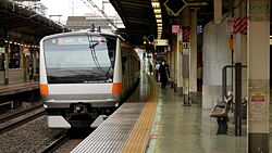 荻窪駅を発車するT71編成。