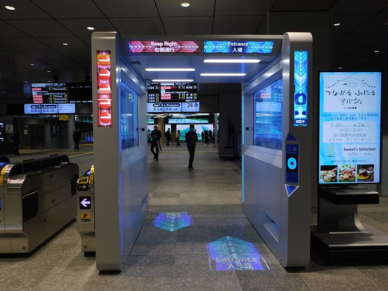 ファイル:Osaka St Umekita Underground Gate face recognition ticket gate.jpg