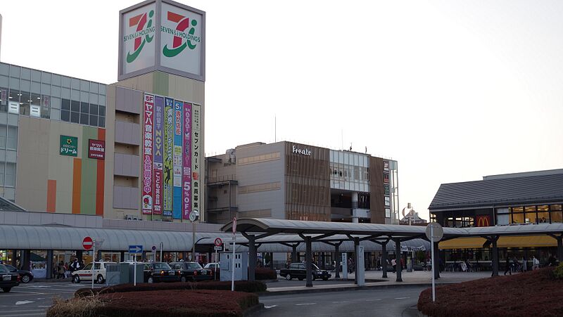 ファイル:南大沢駅前.jpg