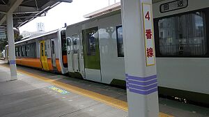 米沢駅に停車するJR東日本キハ100系気動車