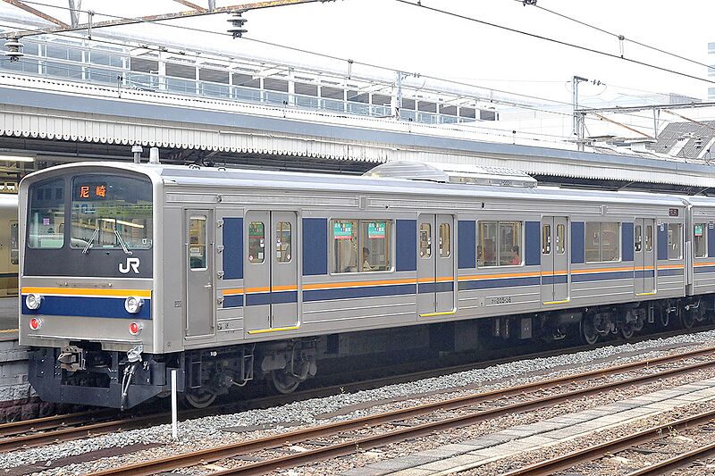 ファイル:JRW 205 series Kuha 205-36 at Kyoto Station 2012-07-06.jpg