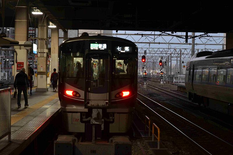 ファイル:金沢駅に停車する521系100番台.jpeg