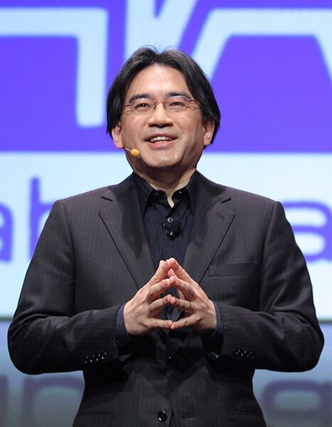ファイル:Satoru Iwata - Game Developers Conference 2011 - Day 2 (3) (cropped 2).jpg