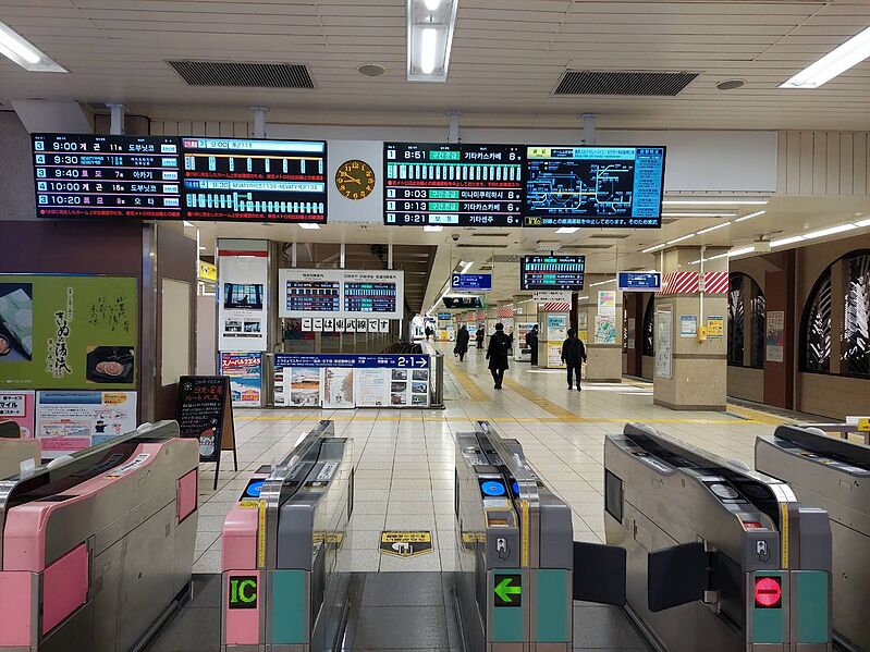 ファイル:Tobu Asakusa Sta. in front of Gate.jpg