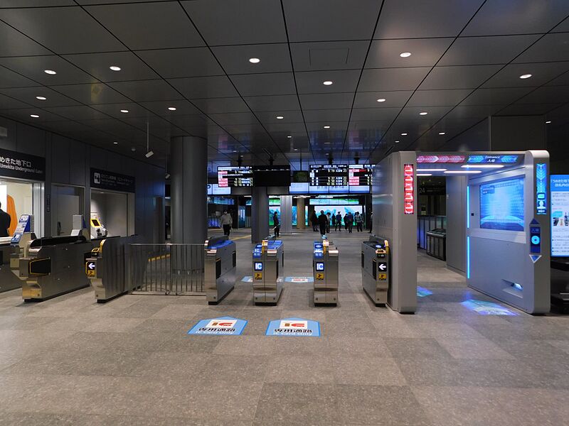 ファイル:Osaka St Umekita Underground Gate automatic ticket gates.jpg