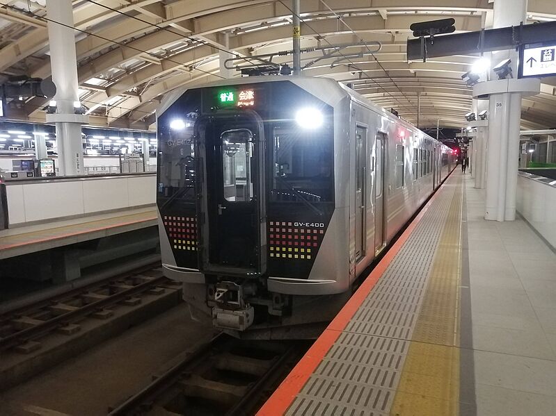 ファイル:JRE GV-E400 Series at Niigata St.jpg