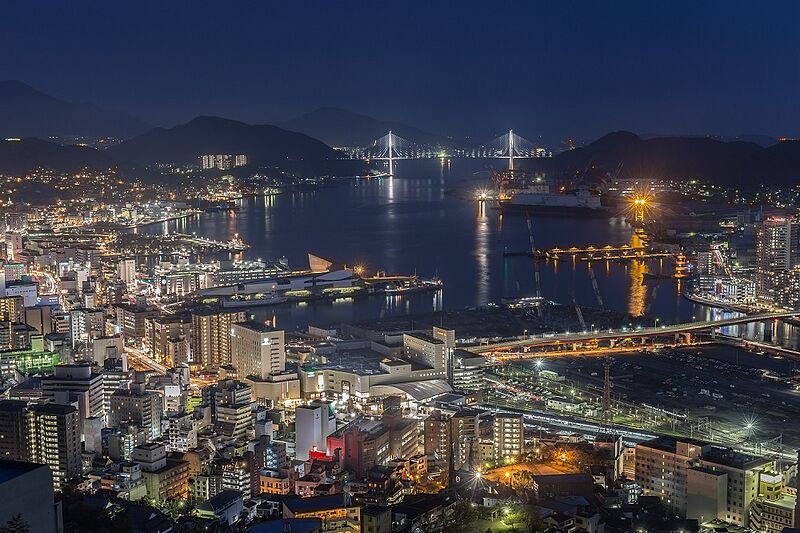 ファイル:Night cityscape in Nagasaki - view from near the mouth of Urakami River (2016-04-09 by Eiji Kikuta @Pixabay 1342591).jpg