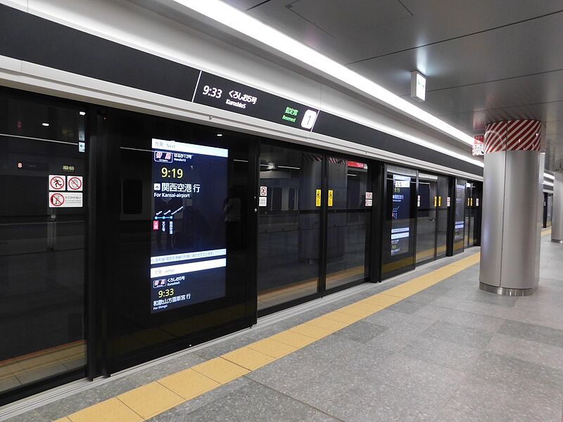 ファイル:Osaka.plathome no.21 platform screen doors.jpg
